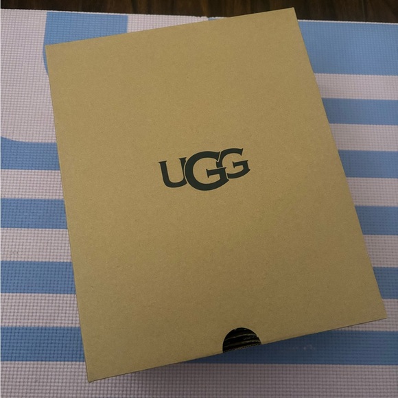 UGG Brown Suede Boots with Sturdy Sole - Picture 5 of 7